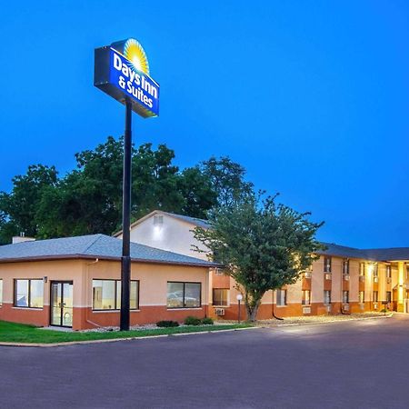 Days Inn & Suites By Wyndham Waterloo Eksteriør billede