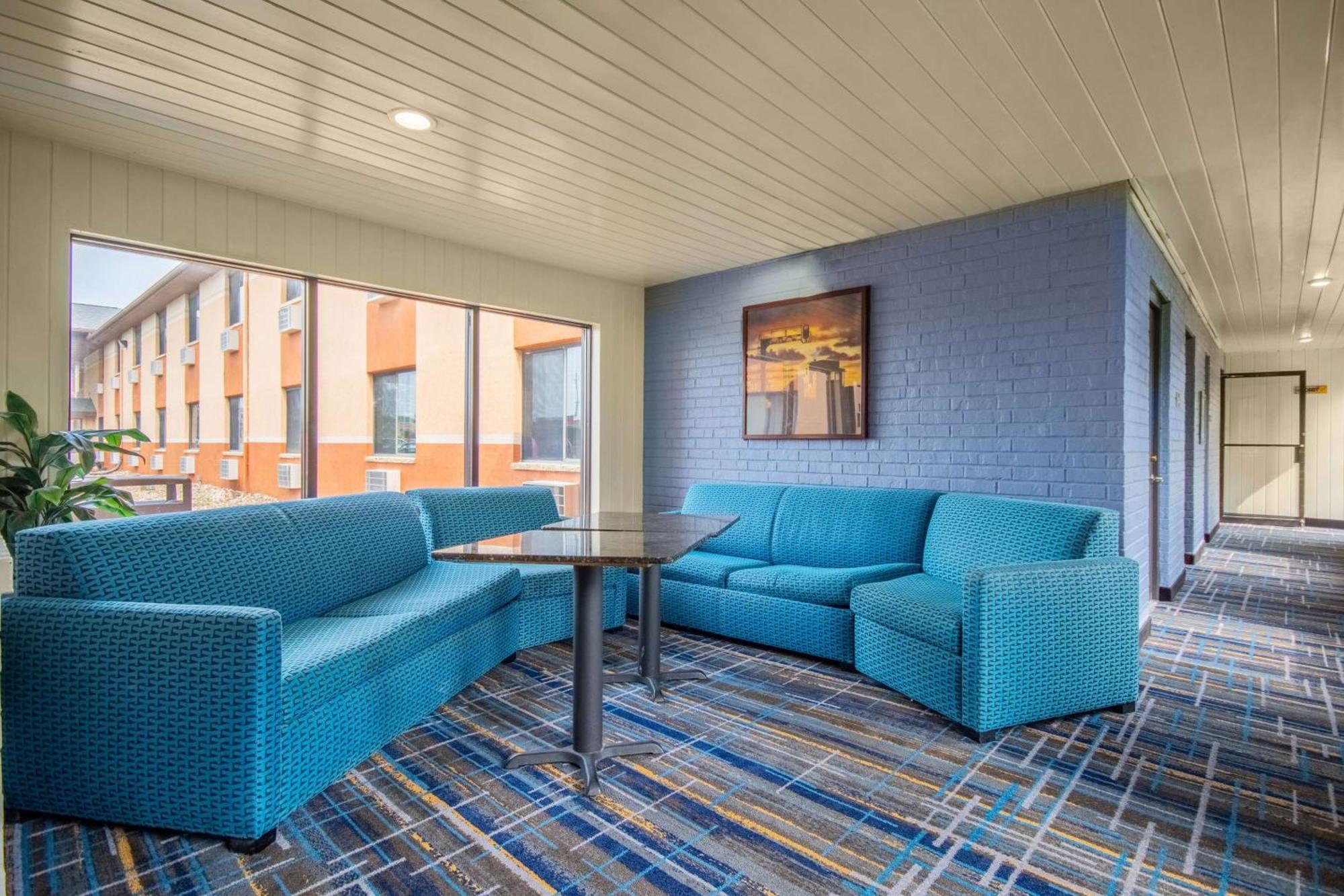 Days Inn & Suites By Wyndham Waterloo Eksteriør billede