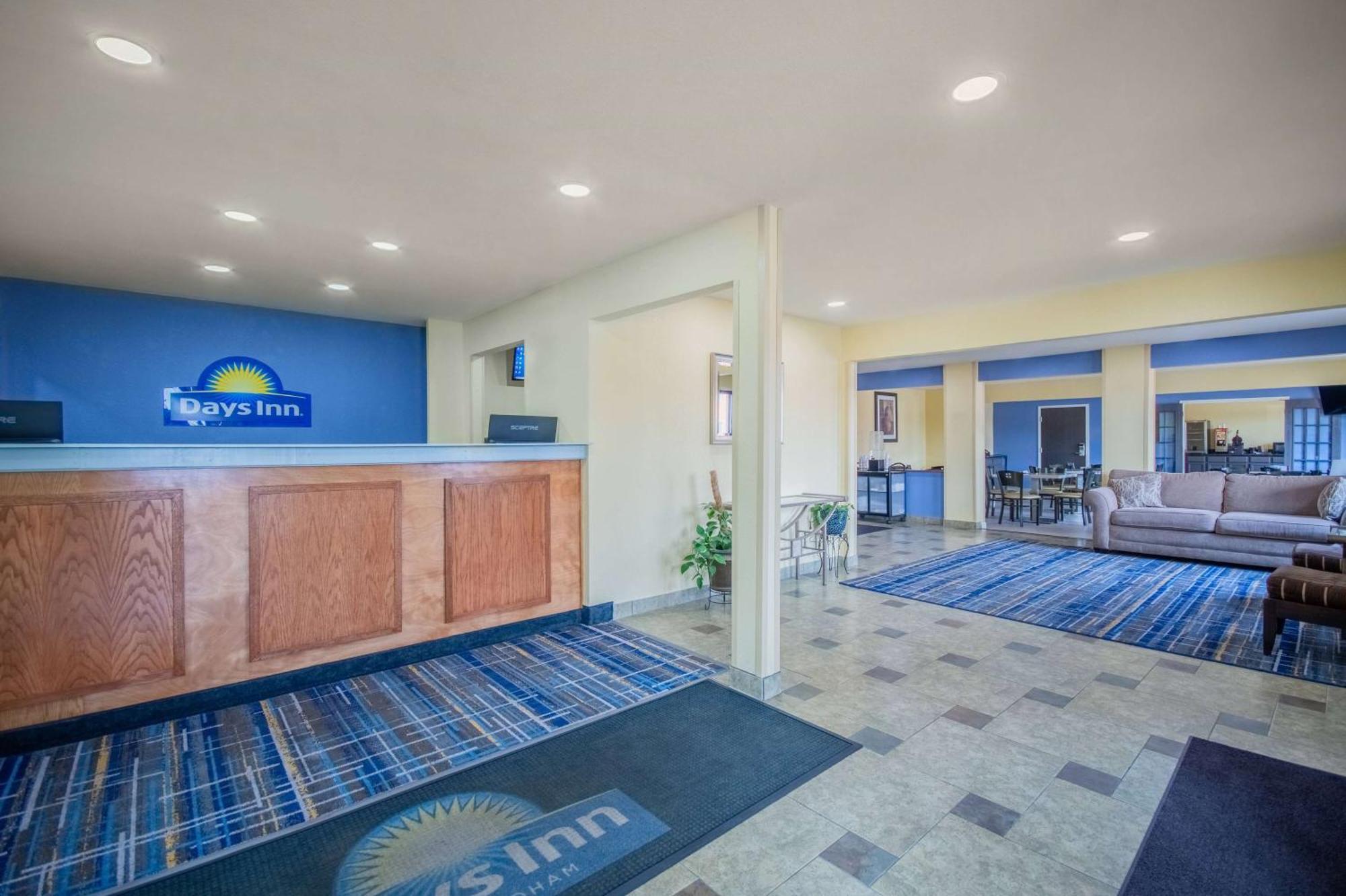 Days Inn & Suites By Wyndham Waterloo Eksteriør billede