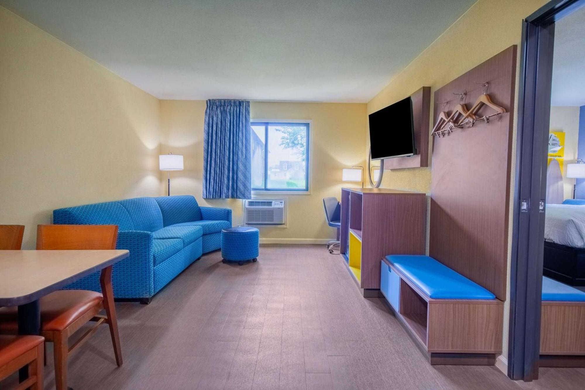 Days Inn & Suites By Wyndham Waterloo Eksteriør billede