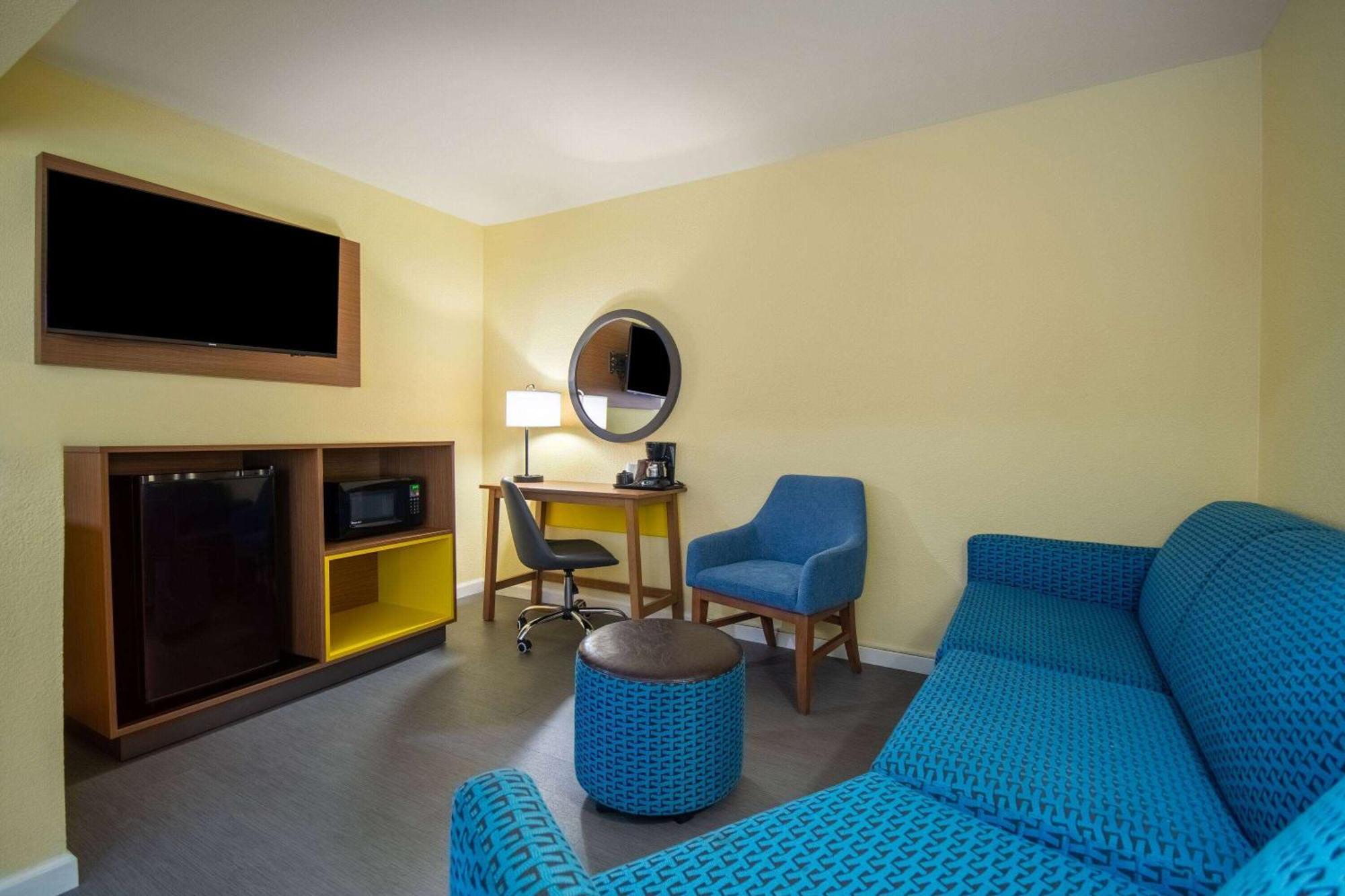 Days Inn & Suites By Wyndham Waterloo Eksteriør billede