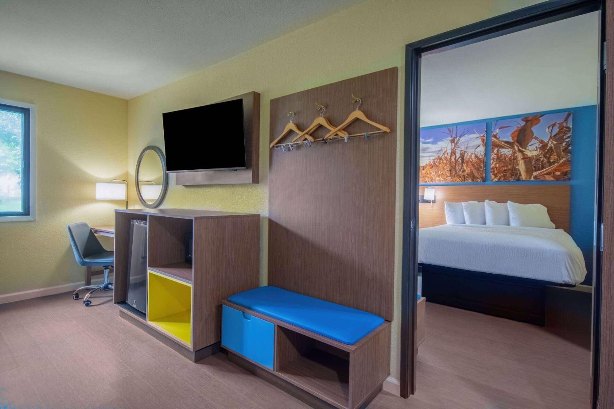 Days Inn & Suites By Wyndham Waterloo Eksteriør billede