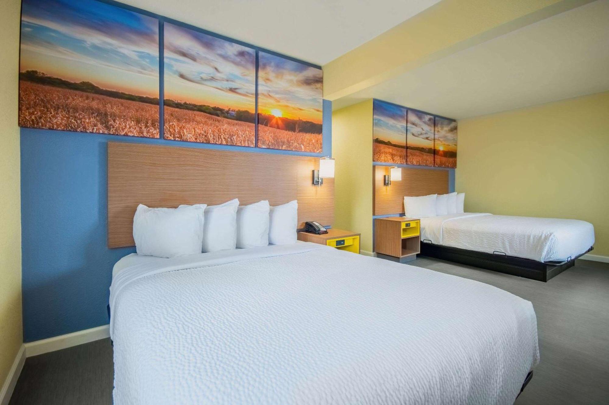 Days Inn & Suites By Wyndham Waterloo Eksteriør billede