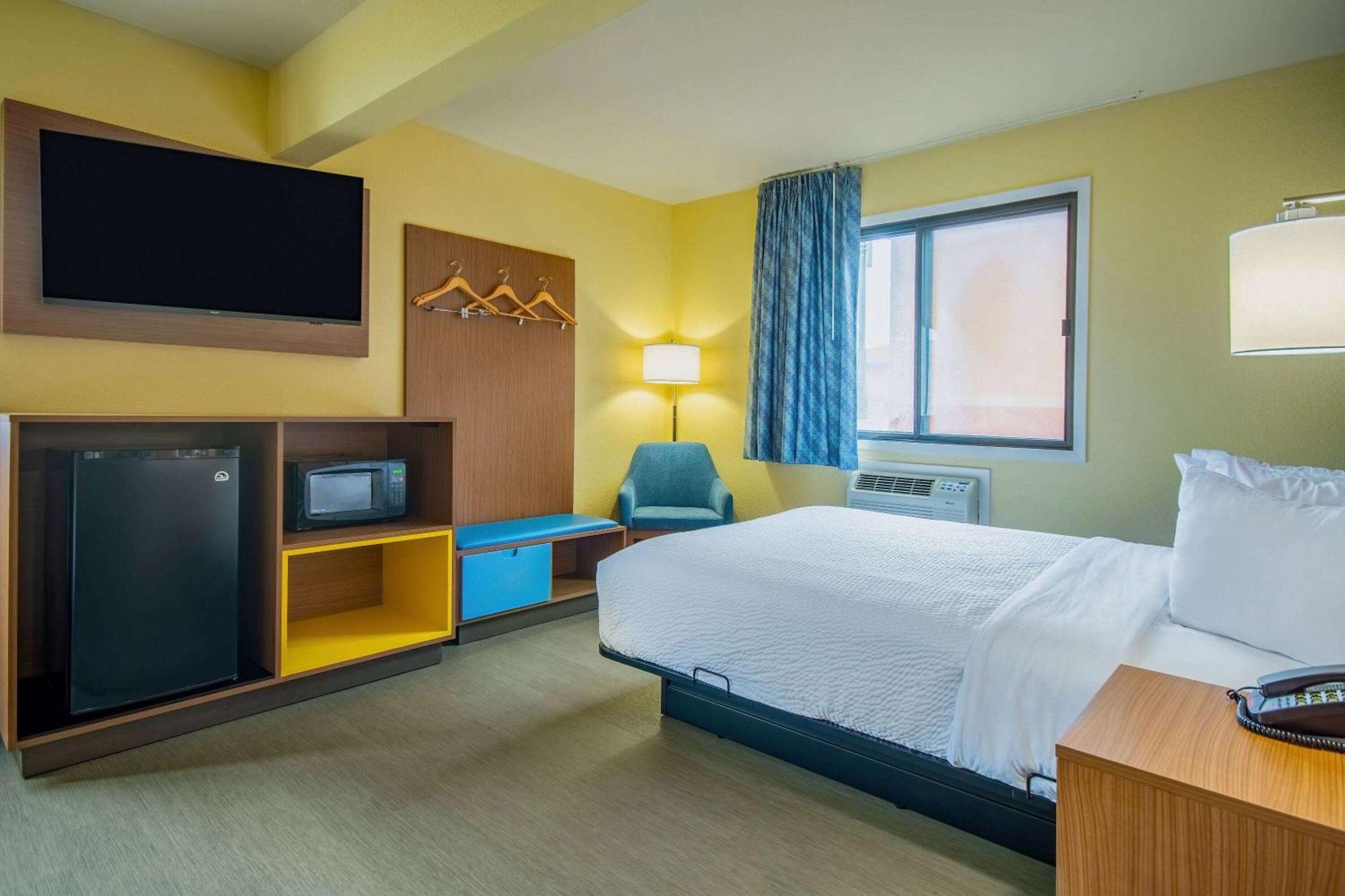Days Inn & Suites By Wyndham Waterloo Eksteriør billede
