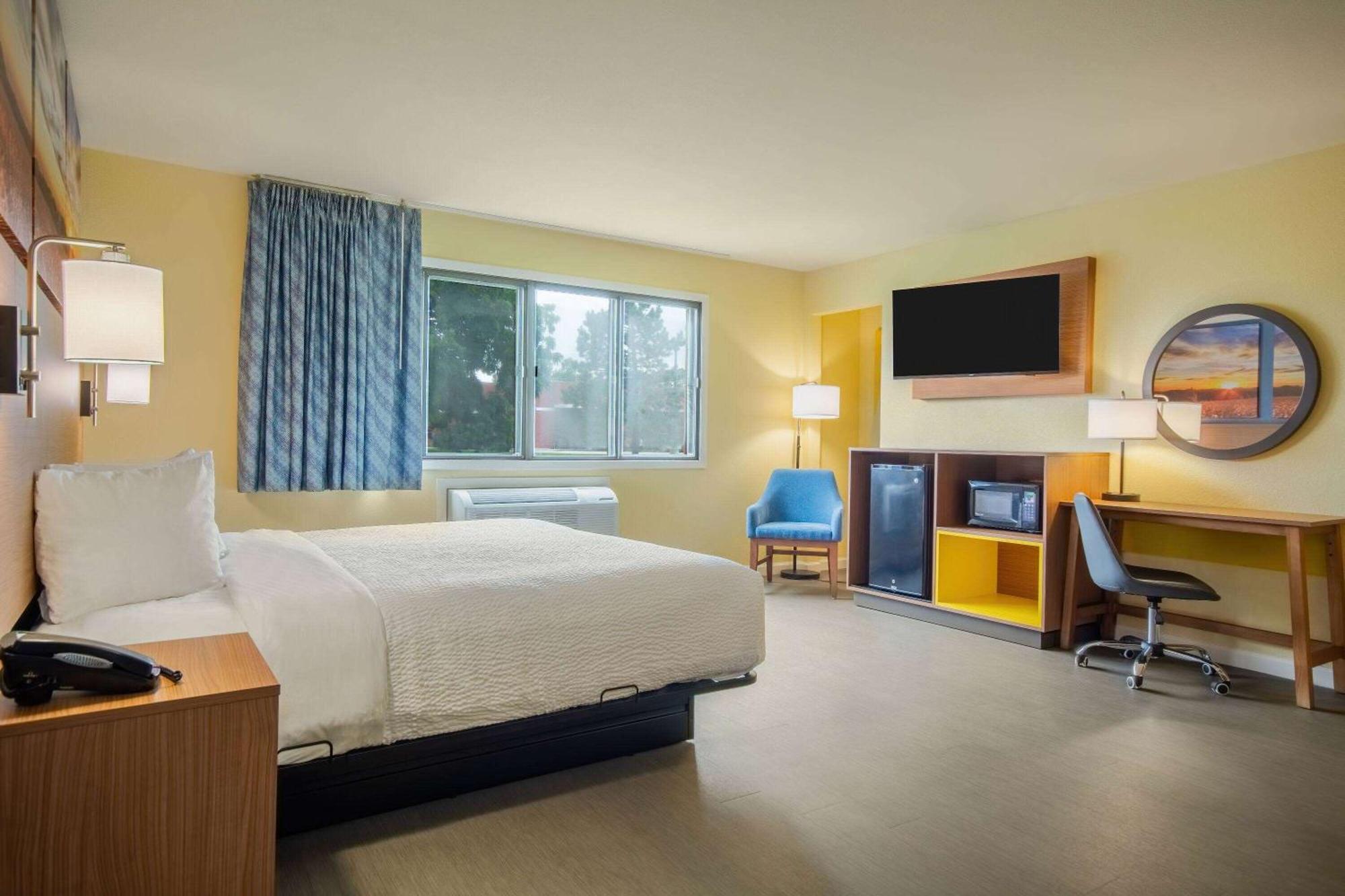 Days Inn & Suites By Wyndham Waterloo Eksteriør billede