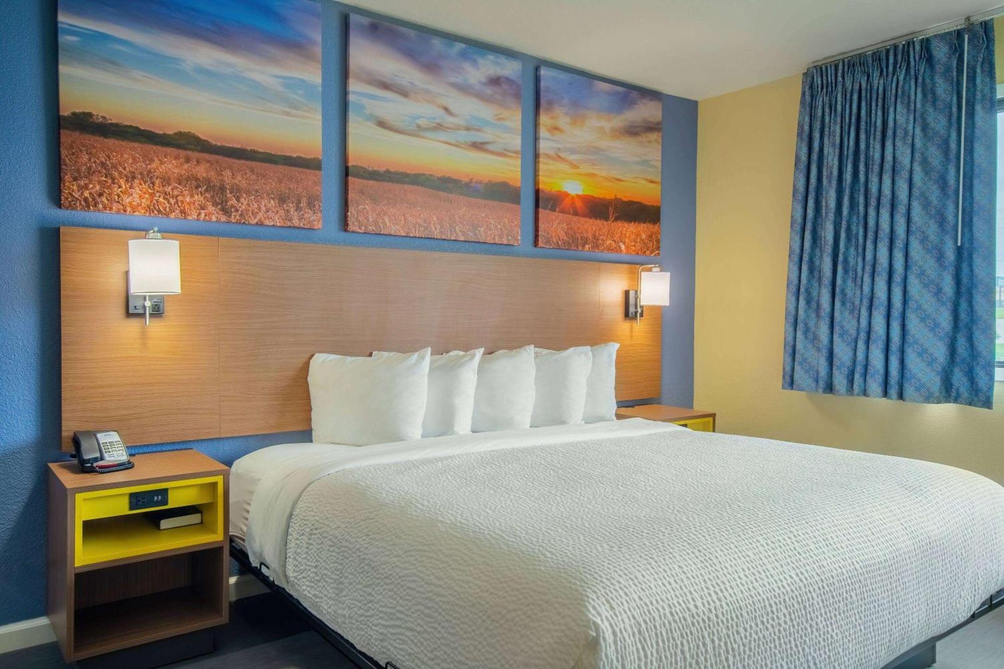 Days Inn & Suites By Wyndham Waterloo Eksteriør billede