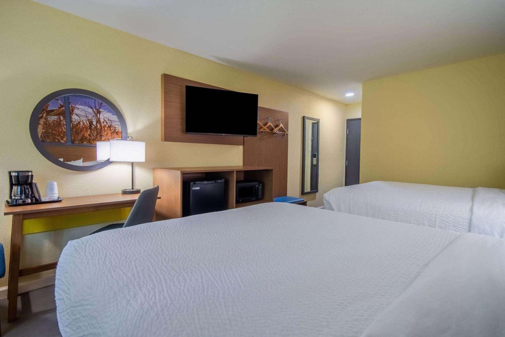 Days Inn & Suites By Wyndham Waterloo Eksteriør billede