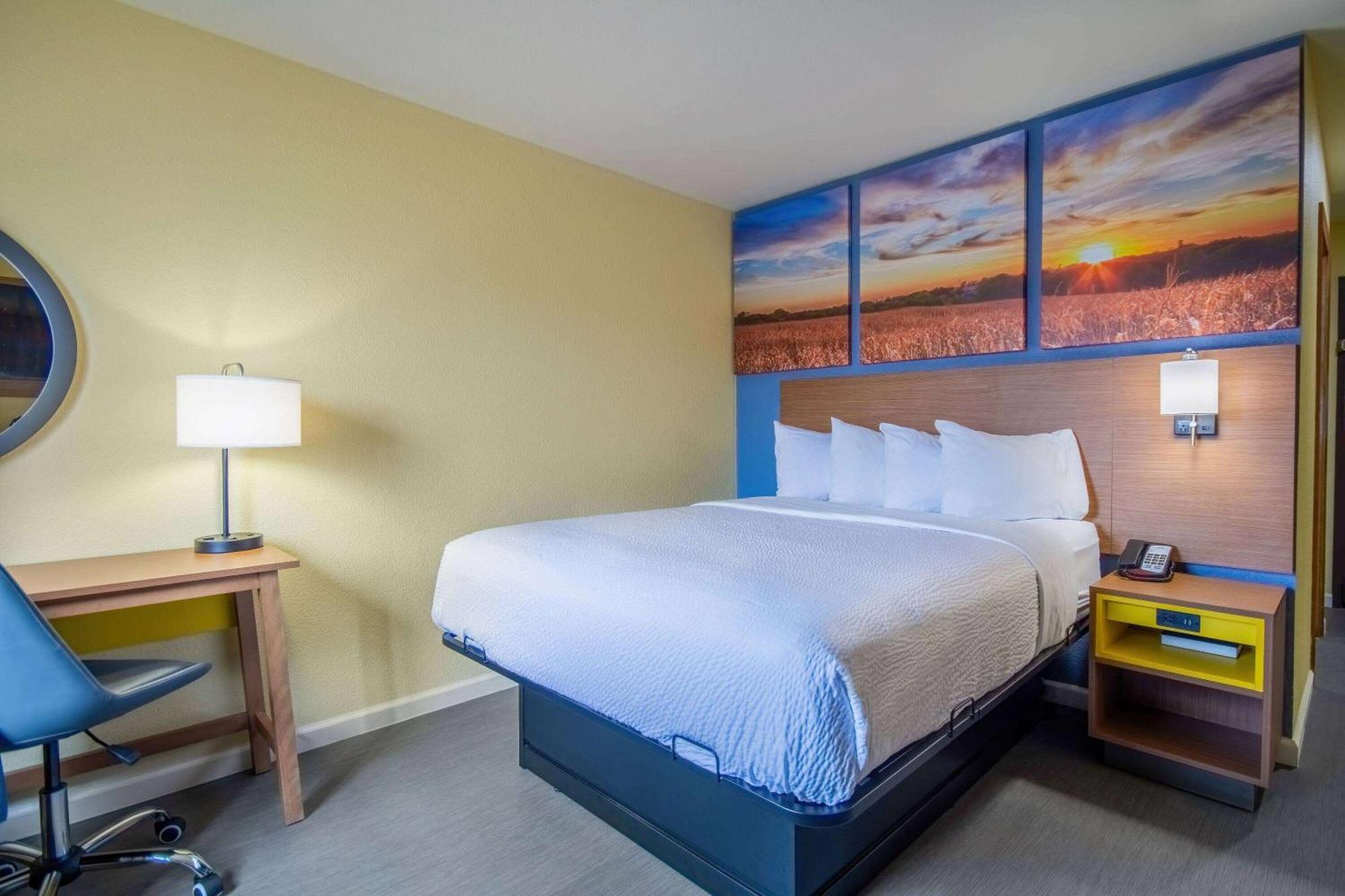 Days Inn & Suites By Wyndham Waterloo Eksteriør billede
