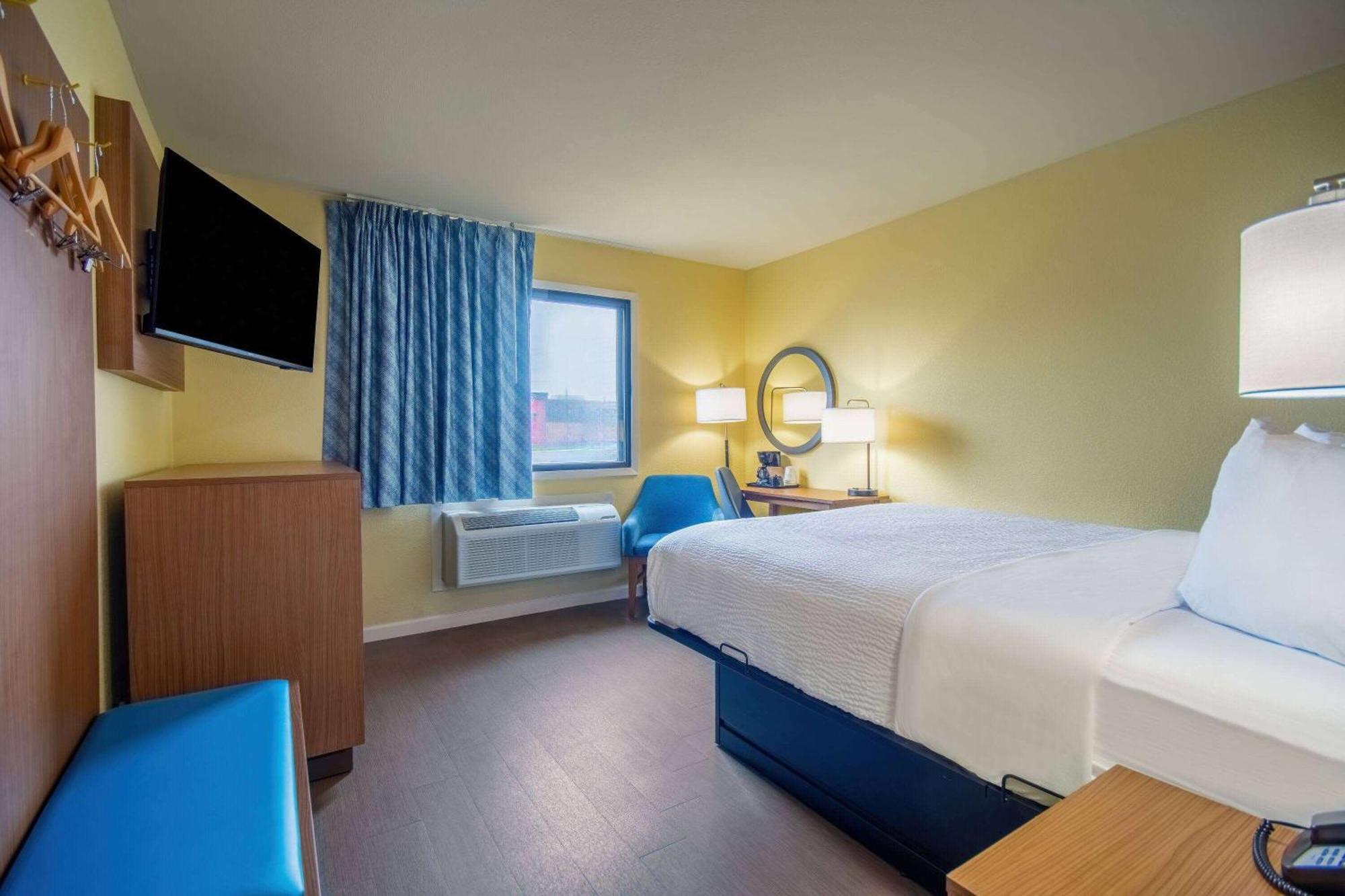 Days Inn & Suites By Wyndham Waterloo Eksteriør billede