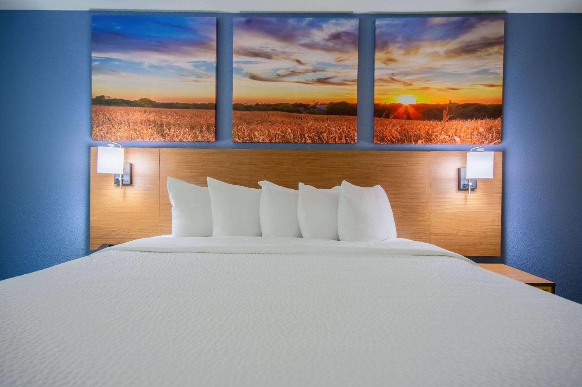 Days Inn & Suites By Wyndham Waterloo Eksteriør billede