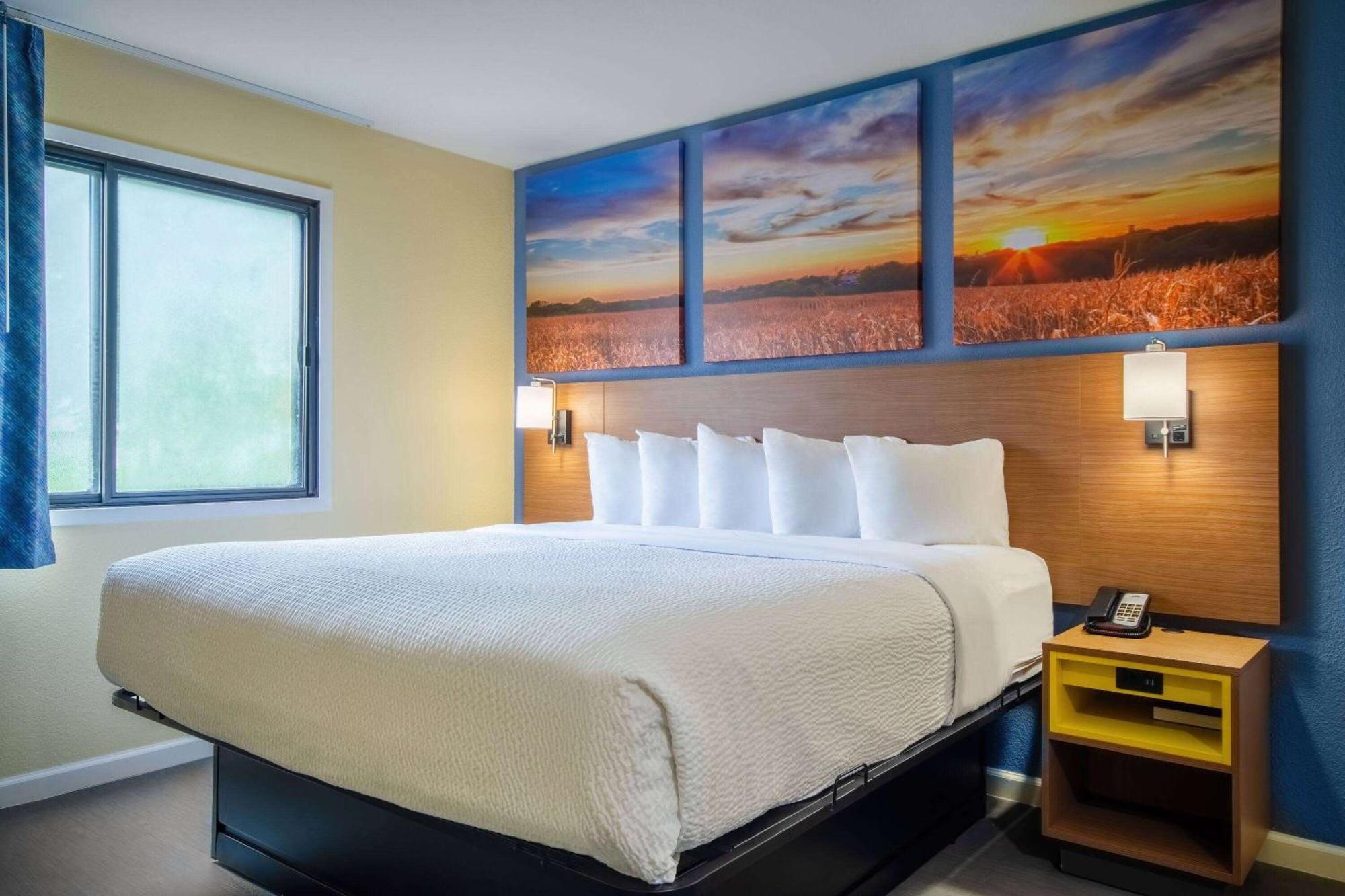 Days Inn & Suites By Wyndham Waterloo Eksteriør billede
